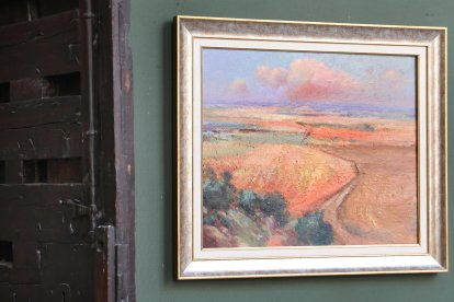 La exposición abarca 30 años de trayectoria del pintor fallecido en agosto de 2025 y está organizada por la Asociación de Artistas Plásticos Palentinos Thieldón