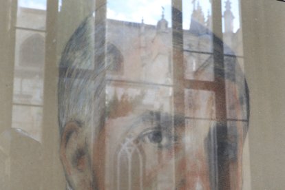 La exposición abarca 30 años de trayectoria del pintor fallecido en agosto de 2025 y está organizada por la Asociación de Artistas Plásticos Palentinos Thieldón