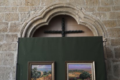 La exposición abarca 30 años de trayectoria del pintor fallecido en agosto de 2025 y está organizada por la Asociación de Artistas Plásticos Palentinos Thieldón