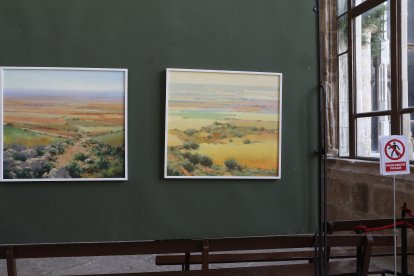 La exposición abarca 30 años de trayectoria del pintor fallecido en agosto de 2025 y está organizada por la Asociación de Artistas Plásticos Palentinos Thieldón