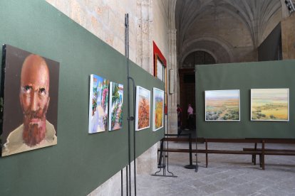 La exposición abarca 30 años de trayectoria del pintor fallecido en agosto de 2025 y está organizada por la Asociación de Artistas Plásticos Palentinos Thieldón