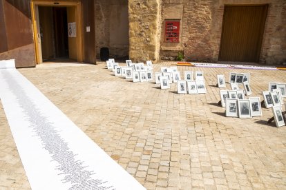 La Asociación Recuerdo y Dignidad realiza un acto homenaje y entrega los restos de los cuerpos a las víctimas de la Guerra Civil enterradas en el cementerio de Las Casas.