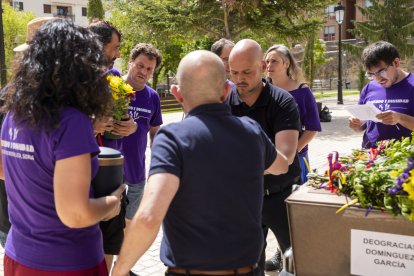 La Asociación Recuerdo y Dignidad realiza un acto homenaje y entrega los restos de los cuerpos a las víctimas de la Guerra Civil enterradas en el cementerio de Las Casas.