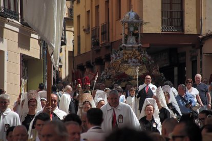 La corporación municipal de León, encabezada por el alcalde, José Antonio Diez, asiste a la misa de celebración del Corpus Chico y posterior procesión por las calles de la ciudad