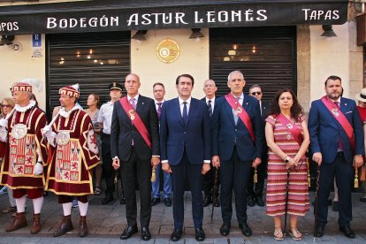 La corporación municipal de León, encabezada por el alcalde, José Antonio Diez, asiste a la misa de celebración del Corpus Chico y posterior procesión por las calles de la ciudad