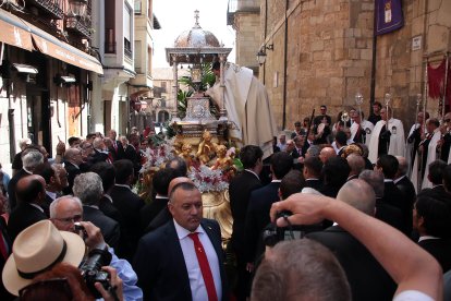 La corporación municipal de León, encabezada por el alcalde, José Antonio Diez, asiste a la misa de celebración del Corpus Chico y posterior procesión por las calles de la ciudad