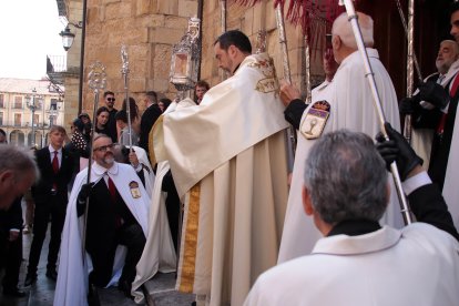 La corporación municipal de León, encabezada por el alcalde, José Antonio Diez, asiste a la misa de celebración del Corpus Chico y posterior procesión por las calles de la ciudad