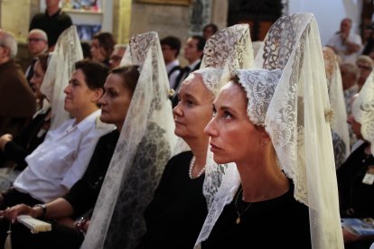 La corporación municipal de León, encabezada por el alcalde, José Antonio Diez, asiste a la misa de celebración del Corpus Chico y posterior procesión por las calles de la ciudad