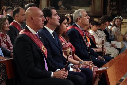 La corporación municipal de León, encabezada por el alcalde, José Antonio Diez, asiste a la misa de celebración del Corpus Chico y posterior procesión por las calles de la ciudad