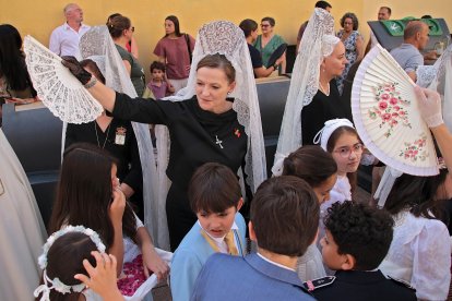 La corporación municipal de León, encabezada por el alcalde, José Antonio Diez, asiste a la misa de celebración del Corpus Chico y posterior procesión por las calles de la ciudad