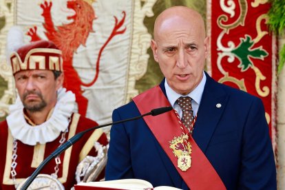 El alcalde de León, José Antonio Diez, asiste a la Misa de San Juan.