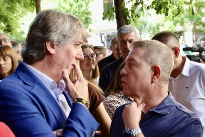 Carlos Martínez y Emiliano García-Page conversan a su llegada al Comité Federal del PSOE.