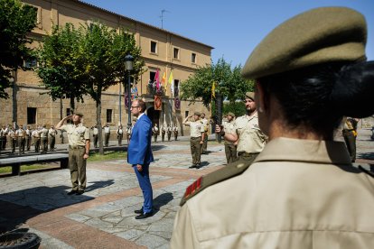 Desfile militar en Ciudad Rodrigo (Salamanca) en homenaje a los caídos en la Guerra de la Independencia - Ical