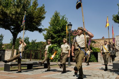 Desfile militar en Ciudad Rodrigo (Salamanca) en homenaje a los caídos en la Guerra de la Independencia - Ical