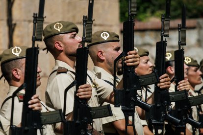 Desfile militar en Ciudad Rodrigo (Salamanca) en homenaje a los caídos en la Guerra de la Independencia - Ical