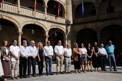 Autoridades durante el minuto de silencio en Ciudad Rodrigo