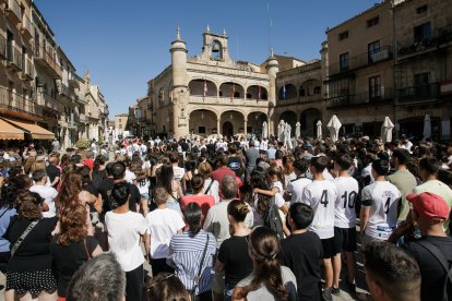 Autoridades, vecinos y representantes de distintos colectivos guardan un minuto de silencio en la Plaza Mayor de Ciudad Rodrigo