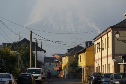 Incendio en las localidades de Turienzo Castañero y San Pedro Castañero (León)