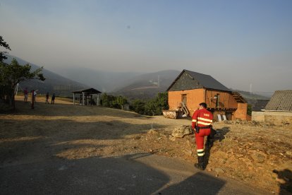 Incendio en las localidades de Turienzo Castañero y San Pedro Castañero (León)