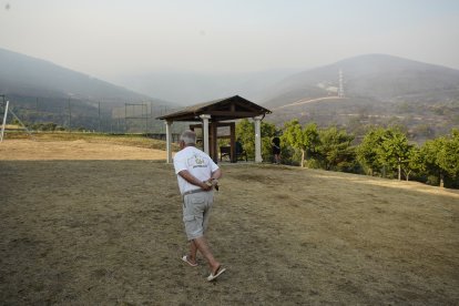 Incendio en las localidades de Turienzo Castañero y San Pedro Castañero (León)