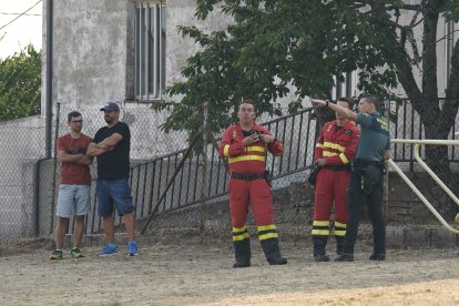 Incendio en las localidades de Turienzo Castañero y San Pedro Castañero (León)