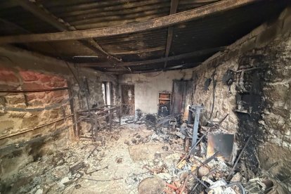 La finca de Virginia y Jesús, a cinco kilómetros de El Hoyo de Pinares, en el término de Cebreros, totalmente destrozada por el fuego