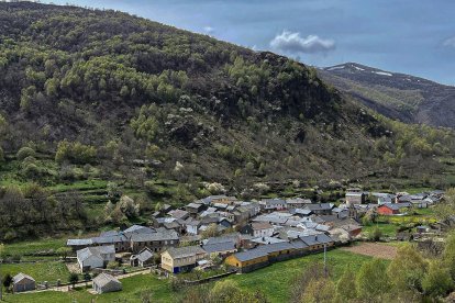 Varios vecinos de la localidad leonesa de Fasgar, perteneciente al Ayuntamiento de Murias de Paredes, muestran su apoyo a la comunidad 'Rainbow Family', cuyos miembros pernoctan en un refugio propiedad de la Junta Vecinal en los alrededores de Campo de Santiago