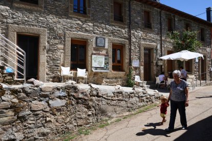 Varios vecinos de la localidad leonesa de Fasgar, perteneciente al Ayuntamiento de Murias de Paredes, muestran su apoyo a la comunidad 'Rainbow Family', cuyos miembros pernoctan en un refugio propiedad de la Junta Vecinal en los alrededores de Campo de Santiago