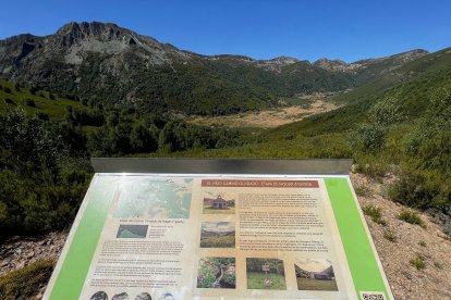 Varios vecinos de la localidad leonesa de Fasgar, perteneciente al Ayuntamiento de Murias de Paredes, muestran su apoyo a la comunidad 'Rainbow Family', cuyos miembros pernoctan en un refugio propiedad de la Junta Vecinal en los alrededores de Campo de Santiago