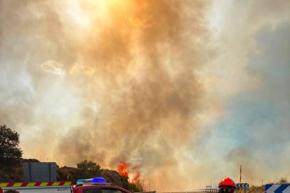 Despliegue de la Guardia Civil en el incendio de Las Navas de San Antonio en Segovia.