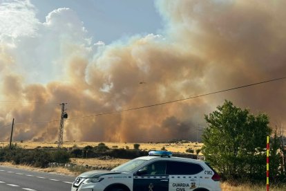 Despliegue de la Guardia Civil en el incendio de Las Navas de San Antonio en Segovia.