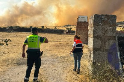 Despliegue de la Guardia Civil en el incendio de Las Navas de San Antonio en Segovia.