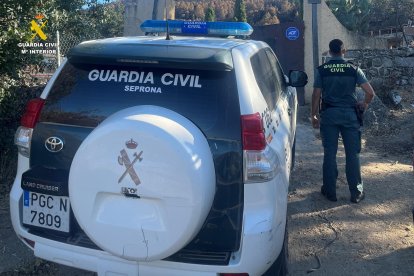 La Guardia Civil en la explotación de cabras abandonada.