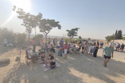Centenares de personas contemplan el eclipse total de Sol desde Tiedra (Valladolid)