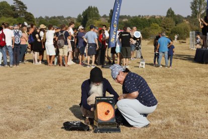 Preparación para ver el eclipse en el monte Valonsadero en Soria
