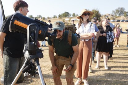 Preparación para ver el eclipse en el monte Valonsadero en Soria