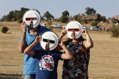 Preparación para ver el eclipse en el monte Valonsadero en Soria