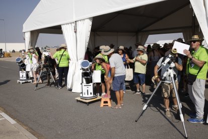 Punto de observación del eclipse solar desplegado en la localidad de Arévalo por la Diputación de Ávila