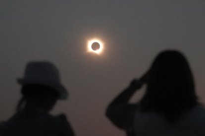 Centenares de personas contemplan el eclipse total de Sol desde Tiedra (Valladolid)
