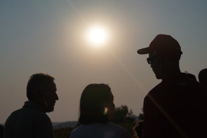 Centenares de personas contemplan el eclipse total de Sol desde Tiedra (Valladolid)