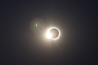 Centenares de personas contemplan el eclipse total de Sol desde Tiedra (Valladolid)