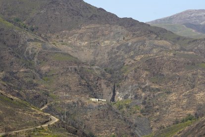 Un año después del incendio que asoló la localidad de Lusio (León).