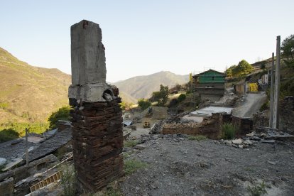 Un año después del incendio que asoló la localidad de Lusio (León).