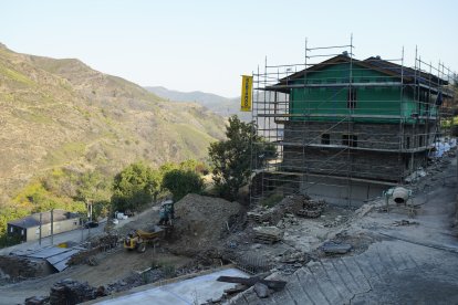 Un año después del incendio que asoló la localidad de Lusio (León).