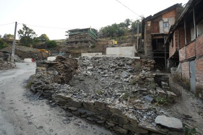 Un año después del incendio que asoló la localidad de Lusio (León).