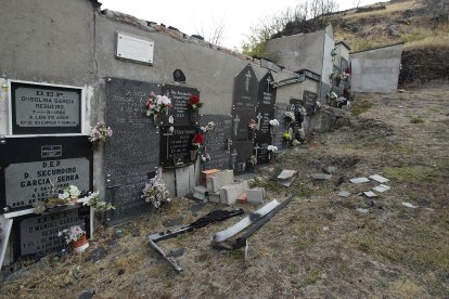 Un año después del incendio que asoló la localidad de Lusio (León).
