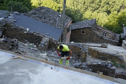 Un año después del incendio que asoló la localidad de Lusio (León).