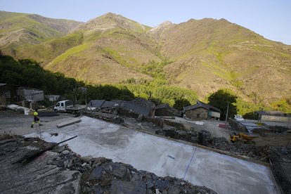 Un año después del incendio que asoló la localidad de Lusio (León).