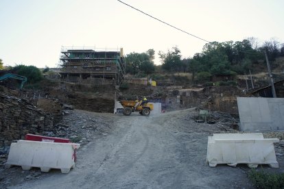 Un año después del incendio que asoló la localidad de Lusio (León).