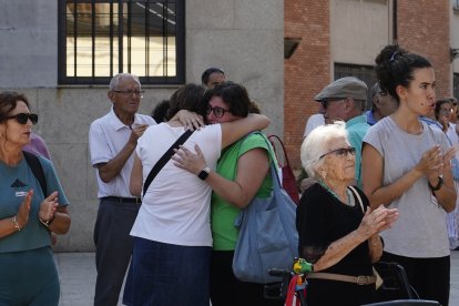 Concentración silenciosa en recuerdo de las dos víctimas mortales de la riada de Manzanedo de Valdueza (Ponferrada)